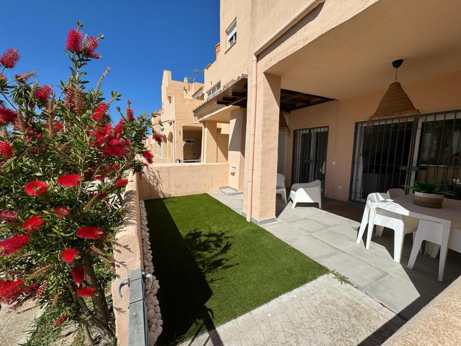 Surf Apartment - Wifi - Parking - Swimming Pool - Patio - Garden Tarifa Esterno foto